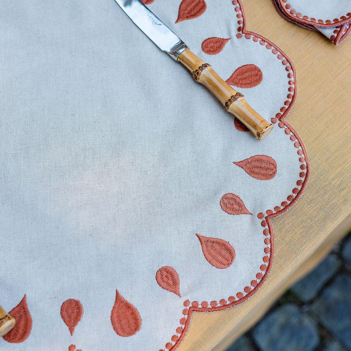 Placemat Gotas geborduurd terracotta 40cm - Placemats - Mariaida Home