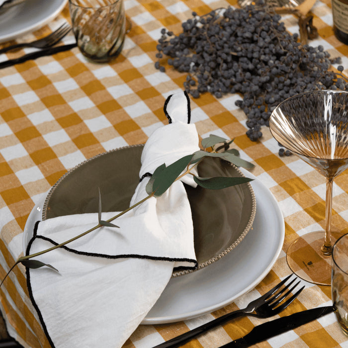 Tafelkleed Bourdon Canvas Mimi Vichy - Vichy Ocre & Bourdon Noir 145x350cm Maison de Vacances - FOODIES IN HEELS
