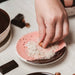 Klein keramisch knoflookraspbordje - Klaar om cadeau te geven - Chocolade - Schalen - Alfar Tierra Cocida