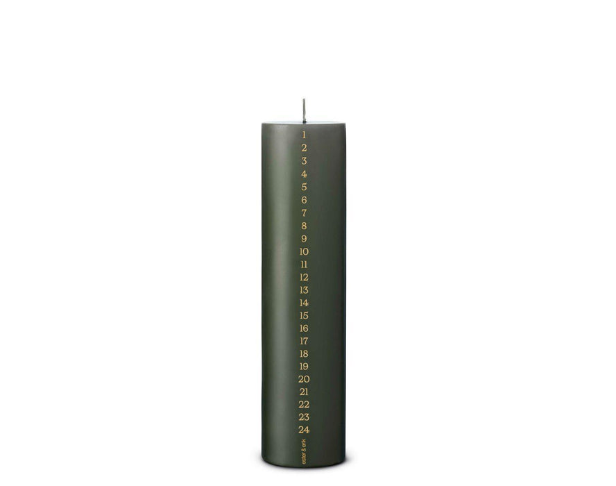 Stolpkaars kalender 25cm green soil - Kaarsen - Ester & Erik