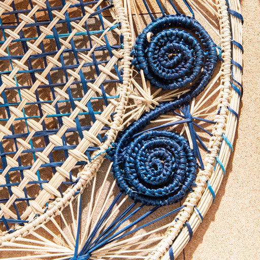 Blaue, spiralförmig gewebte Tischsets aus Naturstroh Washein - FOODIES IN HEELS