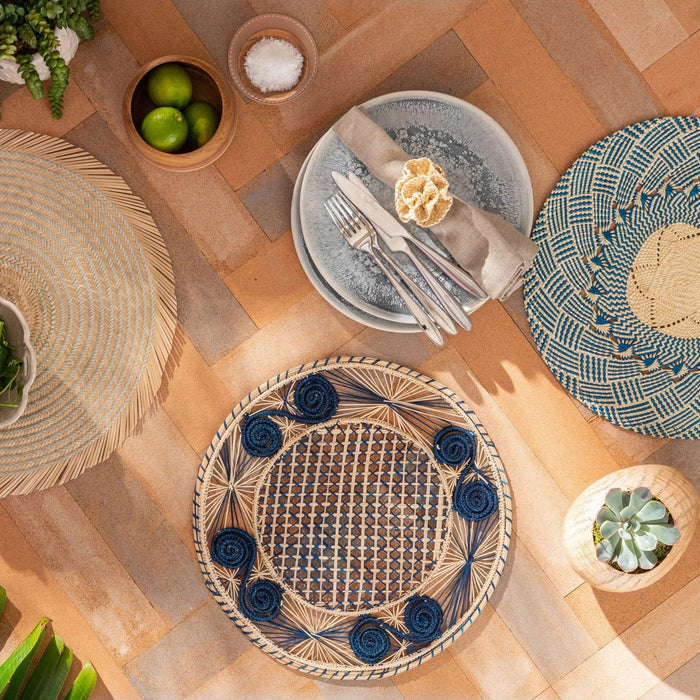 Blaue, spiralförmig gewebte Tischsets aus Naturstroh Washein - FOODIES IN HEELS