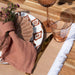 Tischset mit ausgefranstem Rand Toasted Ecru und weißes Motiv 150 50x50cm Teixits Vicens - FOODIES IN HEELS